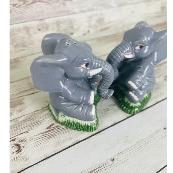 Retro baby elephant salt and pepper shakers/ dining /kitchen decor - Picture 8 of 10
